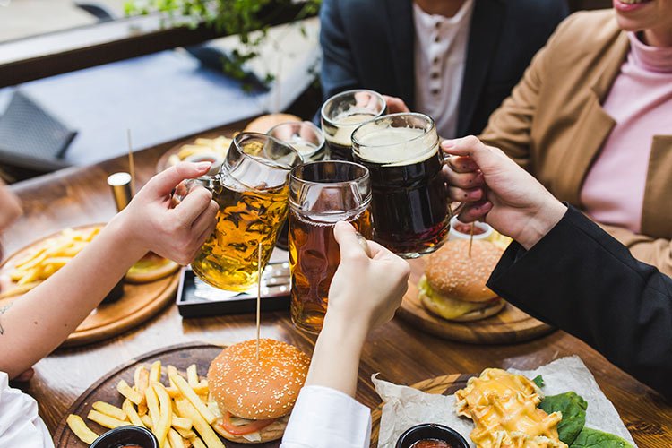 Bild zeigt Essen und Bier