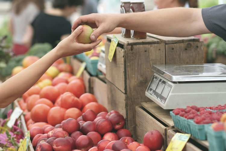 Apfel wird übergeben