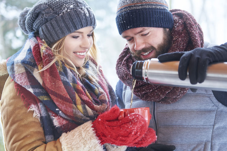 Tee trinken bei Winterwanderung